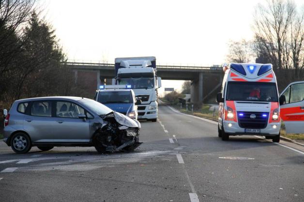 Ein 74-jähriger Mann hat gestern an der A19-Abfahrt Kessin durch einen Vorfahrtsfehler einen schweren Unfall verursacht.
