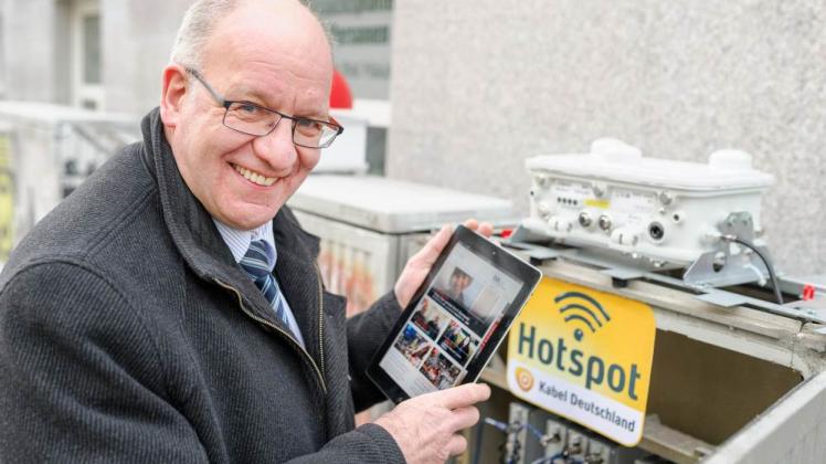 Rostocks Oberbürgermeister Roland Methling hat den Hotspot gleich ausprobiert. 