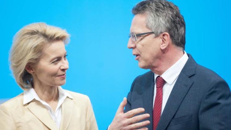 Die künftige VerteidigungsministerinUrsula von der Leyen  und der amtierende Bundesverteidigungsminister Thomas de Maiziere (beide CDU)  