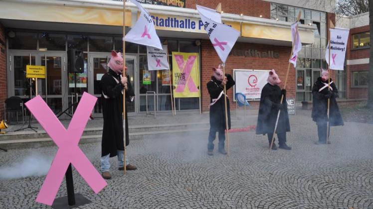 Protest vor der Stadthalle gegen den Bau der Schweinemastanlage in Dargelütz.    
