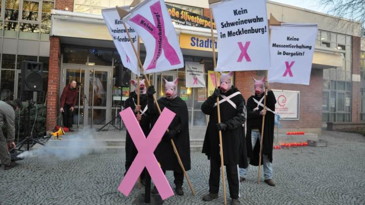 Gegner der Schweinemastanlage Dargelütz protestierten am Dienstag vor der Parchimer Stadthalle gegen Massentierhaltung.  Fotos: Michael Beitien 