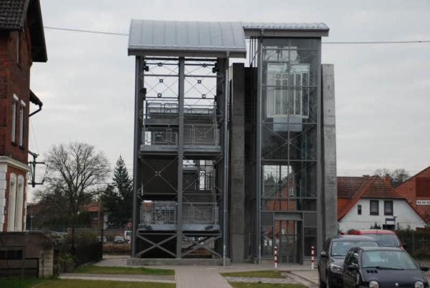 Gestern Mittag lief er wieder – der Pannen-Fahrstuhl an den Bahngleisen. Am Montagabend hielt er einen Ludwigsluster fast zwei Stunden lang gefangen. Gestern Mittag lief er wieder – der Pannen-Fahrstuhl an den Bahngleisen. Am Montagabend hielt er einen Ludwigsluster fast zwei Stunden lang gefangen.