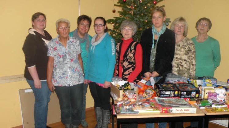 Die Frauen aus der Abnehm-Gruppe von Sabine Krämer (3.v.r.) , die Angelika Ebert  (M.) die Spenden übergaben. 