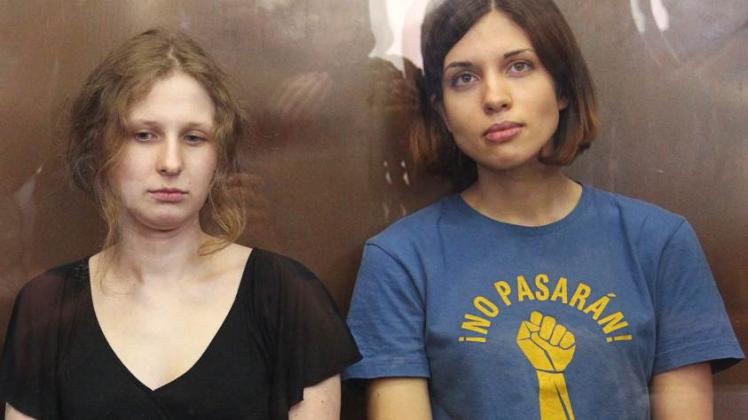 Die Mitglieder der russischen Punkband Pussy Riot, Nadeschda Tolokonnikowa (l) und Maria Aljochina 