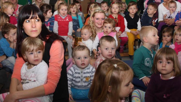 Die Kita-Kinder lauschten gebannt dem Märchen. 