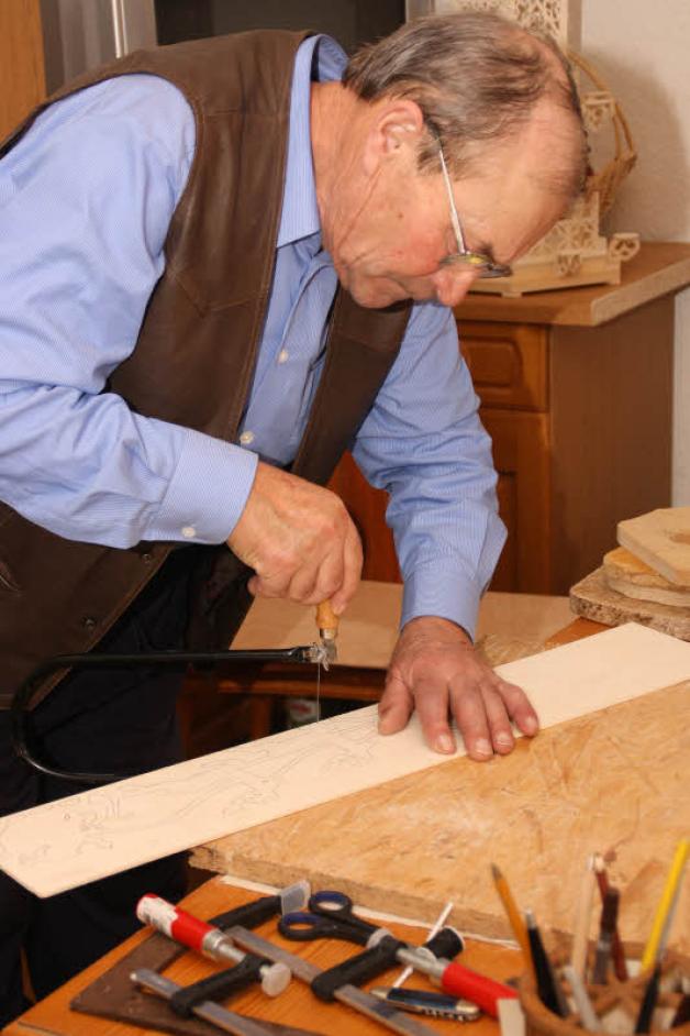 Karl Giesler in seiner Hobbywerkstatt im eigenen Zuhause. Hier  sägt er einen Rentierschlitten aus Sperrholz aus.