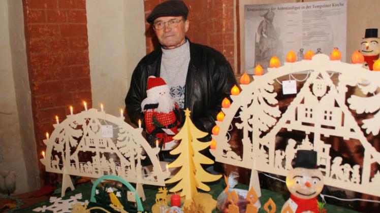 Karl Giesler hatte für den  Adventsmarkt in Tempzin unterschiedliche, zum Teil von ihm selbst gefertigte  Figuren mitgebracht.  Fotos: Ines Engelbrecht 