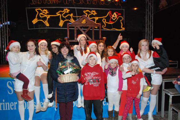 Die Tanzgruppe des IB-Jugendhauses bedankte sich bei Sozialarbeiterin Martina Baumann für die jahrelange Betreuung. Fotos: hans-jürgen kowalzik (7) Die Tanzgruppe des IB-Jugendhauses bedankte sich bei Sozialarbeiterin Martina Baumann für die jahrelange Betreuung. Fotos: hans-jürgen kowalzik (7)