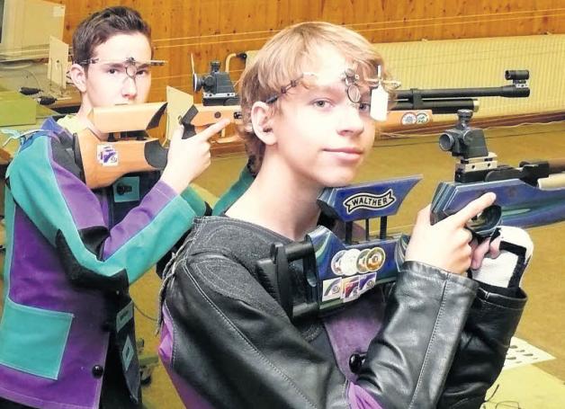 Die Eutiner Sportschützen Robin Jedtberg (Schüler) und Tim Schulz (rechts) aus der Jugendklasse hatten einen guten Saisonstart. Die Eutiner Sportschützen Robin Jedtberg (Schüler) und Tim Schulz (rechts) aus der Jugendklasse hatten einen guten Saisonstart.