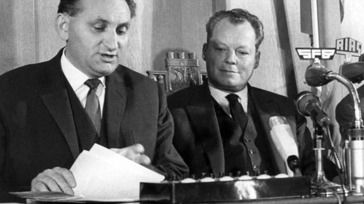 Willy Brandt (r.) und Senatspressechef Egon Bahr erläutern am 17.12.1963 im  Rathaus Schöneberg die mit Vertretern  der Sowjetzone getroffene Regelung in der Passierscheinfrage für Berlin.   