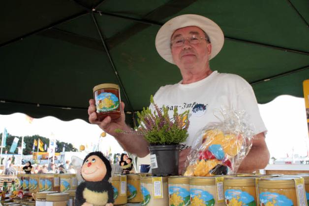 Regelmäßig präsentierte Reinhard Neumann seine Honigprodukte auf der MeLa in Mühlengeez. Fotos: Michael-Günther Bölsche Regelmäßig präsentierte Reinhard Neumann seine Honigprodukte auf der MeLa in Mühlengeez. Fotos: Michael-Günther Bölsche
