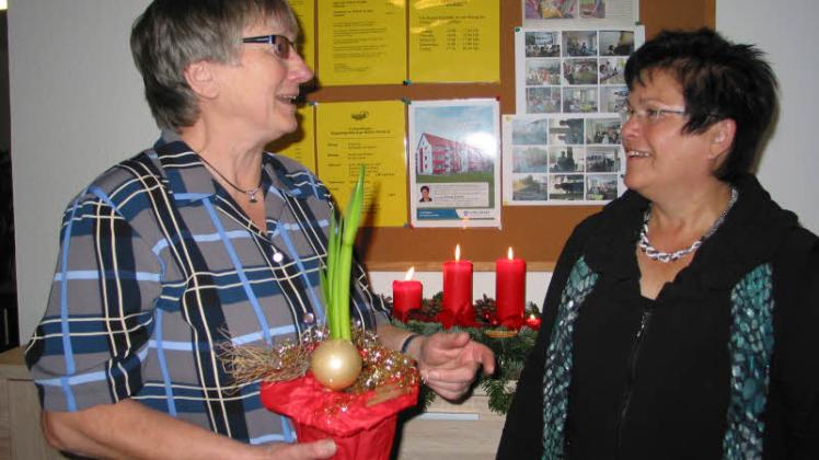 Wobau-Chefin Gerda Behrend dankt Erika Lange (l.)  für ihren uneigennützigen Einsatz für das Wohnumfeld. Fotos: Christiane Großmann 