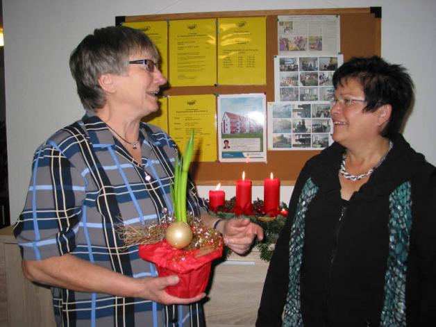 Wobau-Chefin Gerda Behrend dankt Erika Lange (l.) für ihren uneigennützigen Einsatz für das Wohnumfeld. Fotos: Christiane Großmann Wobau-Chefin Gerda Behrend dankt Erika Lange (l.) für ihren uneigennützigen Einsatz für das Wohnumfeld. Fotos: Christiane Großmann