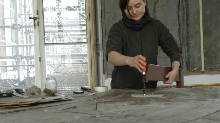 Vorsichtig bringt Sabrina Zoppke eine Schraubzwinge an, um das geklebte Material festzuhalten. Fotos: uwe köhnke 