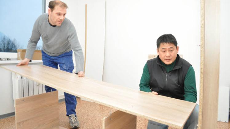 Bis seine neuen Schützlinge eintreffen, hilft Feliks Li dem Güstrower Sandor Witt (l.) beim Aufbau der Möbel.  