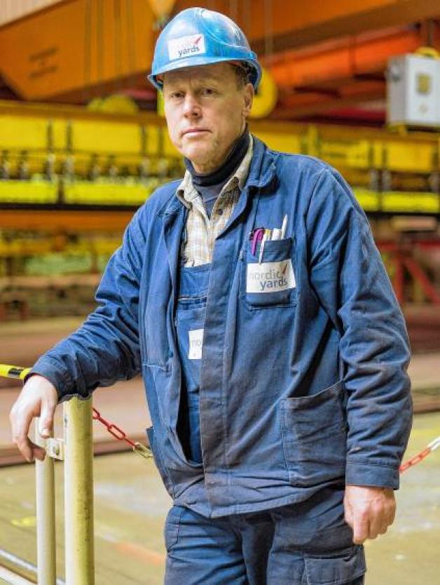 Für das Brennen der Platten sind pro Schicht jeweils zwei Werftmitarbeiter zuständig. Hans-Joachim Schell überwacht als Vorarbeiter den Ablauf des Zuschneidens.   