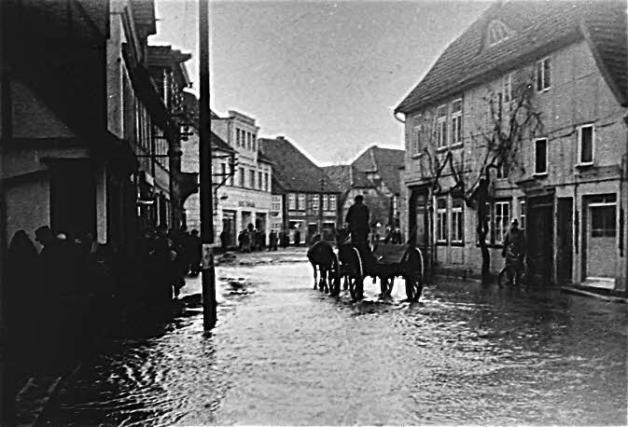 So sah es am 10. Februar 1941 in der Langen Straße aus, als das Wasser des Mühlenteiches in der heutigen Poststraße und in der Langen Straße stand, weil der Abfluss an der Wassermühle durch Eisstau versperrt war. So sah es am 10. Februar 1941 in der Langen Straße aus, als das Wasser des Mühlenteiches in der heutigen Poststraße und in der Langen Straße stand, weil der Abfluss an der Wassermühle durch Eisstau versperrt war.