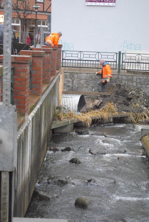 Über das Wellstahlrohr, Durchmesser 1,30 Meter, wird das Wasser umgeleitet. Über das Wellstahlrohr, Durchmesser 1,30 Meter, wird das Wasser umgeleitet.