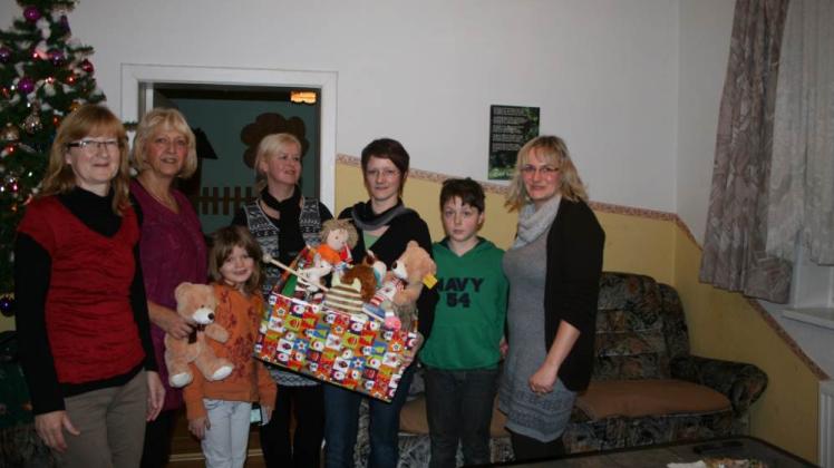 Iris Hartwig (l.)  , Anke Dechow (3. v. l.) und Petra Oettle (r.) vom Kindertagespflegeverein Ludwigslust-Parchim überreichten die Spielzeugkiste an Frauenhaus-Leiterin Ursula Dipphold  und Mitarbeiterin , ...Janke . 