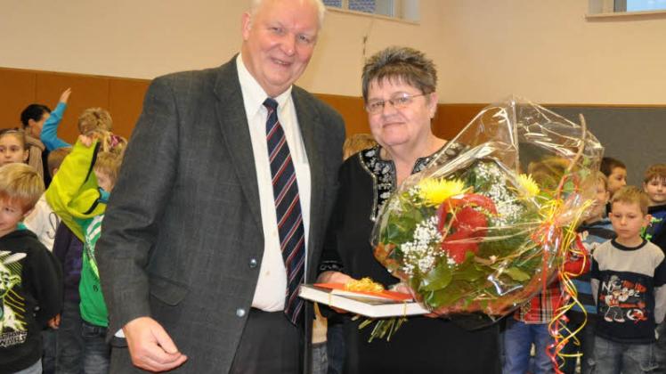 Zur Verabschiedung  überreichte    Bürgermeister Ulrich Güßmann   Schulsekretärin Anita Stein  einen Blumenstrauß und Präsente. 