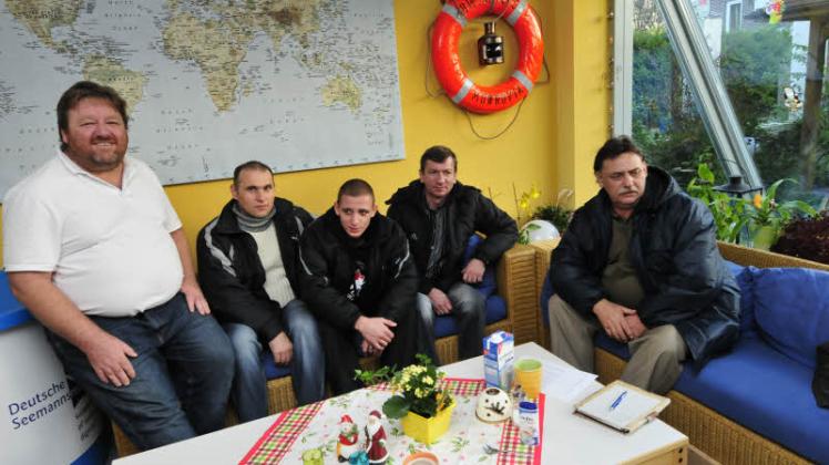 Im Seemannsclub ist die Welt zu Hause: Diakon Leon Meier mit Seeleuten  aus der Ukraine. 