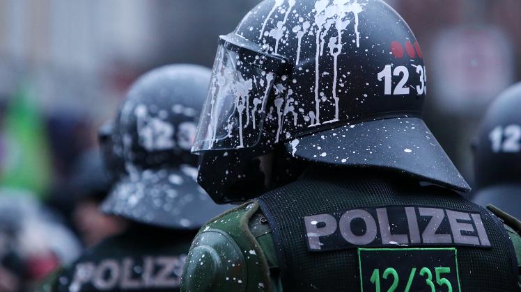 Die Einsatzkräfte werden auch mit Farbbeuteln beworfen. 