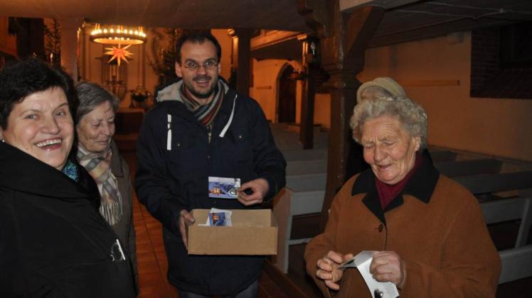 Pastor Martin Schabow verteilte Schokoladenherzchen als Trost für das ausgefallene Konzert.  