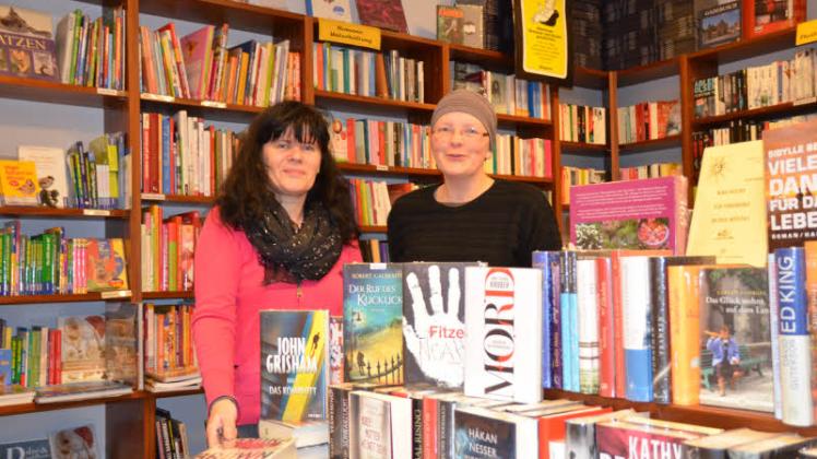 Krimis, Lexika oder das Guinness-Buch der Rekorde haben  Susanne Torner und Kerstin Schnürl  (v.l.) im Angebot. 