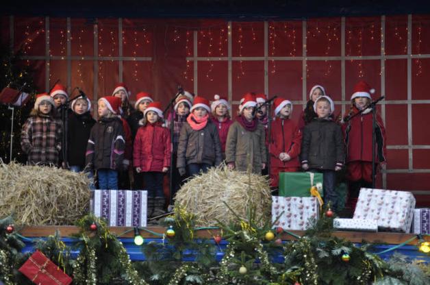 Der Kinderchor der evangelischen Kirchengemeinde eröffnete mit seinen Liedern den Weihnachtsmarkt. Fotos: Dietmar Kreiss 