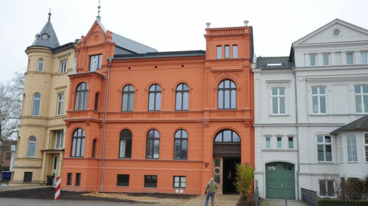 Das Haus Werderstraße 135 sticht durch seine Farbe aus der Häuserzeile hervor.  