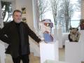 Ausstellung mit Seeblick: Vereinsvorsitzender Klaus-J. Albert zeigt bei der Kunstbörse im Schloss Wiligrad auch Plastiken von Erna Böckelmann aus Altenau.  