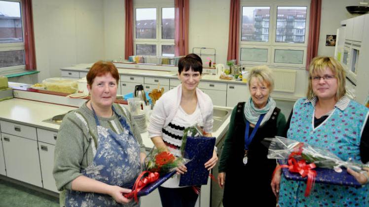 Die „Kochmuttis“ Ilona Latzke, Doreen Zarse (1.u.2. v.l.)  und Christiane Latzke (r.) mit Sozialarbieterin Sabine Böhm, die das Koch-Projekt vor drei Jahren angeschoben hat.  