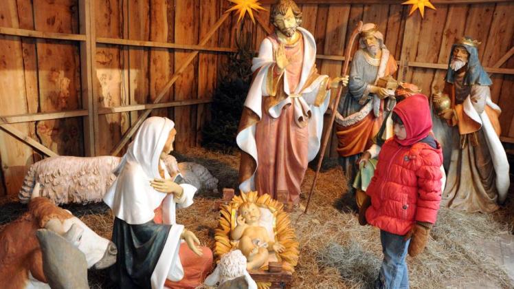 Auf dem Schweriner Weihnachtsmarkt erinnert diese Krippe an die Geburt Jesu, die Christen in aller Welt  heute wieder feiern.  