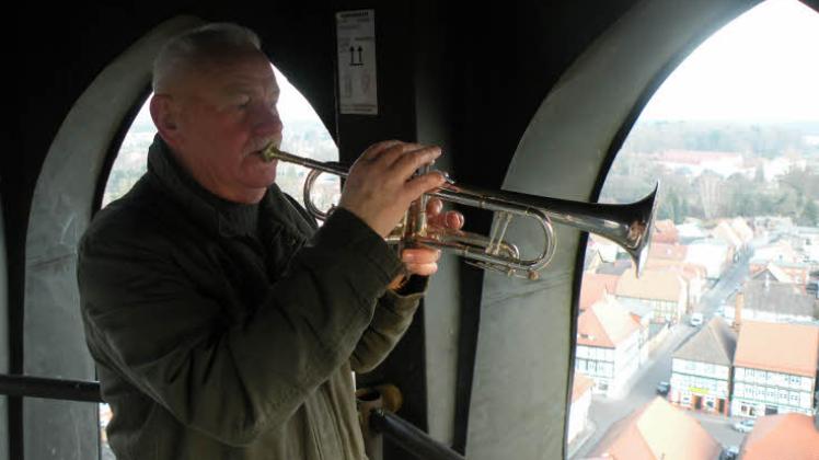 Kurt Düker mit seiner Trompete in luftiger Höhe auf der Plattform unter der Kirchturmspitze.  