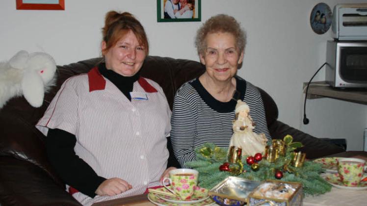 Adventsstimmung: Pflegerin Anja Schilkowski (l.) und Irmgard Hartwig.  Fotos: manuela kuhlmann 