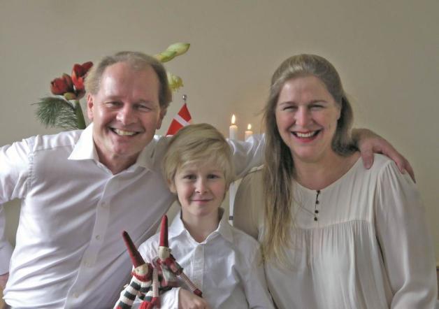 Deutsch-dänische Weihnachten: Dr. Sven  Olsen, Kresten und Silke Regenthal. Sohn Carl (16) fotografiert das Paar und seinen Bruder.  