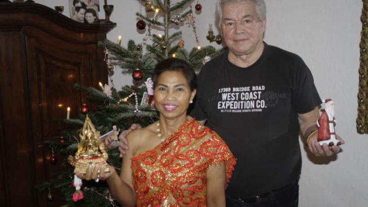 Buddha und Weihnachtsmann leben hier in friedlicher Nähe: Taeo Pakdee und ihr Mann Wolfgang Ihlow vermischen die Traditionen von Thailand und Deutschland.  