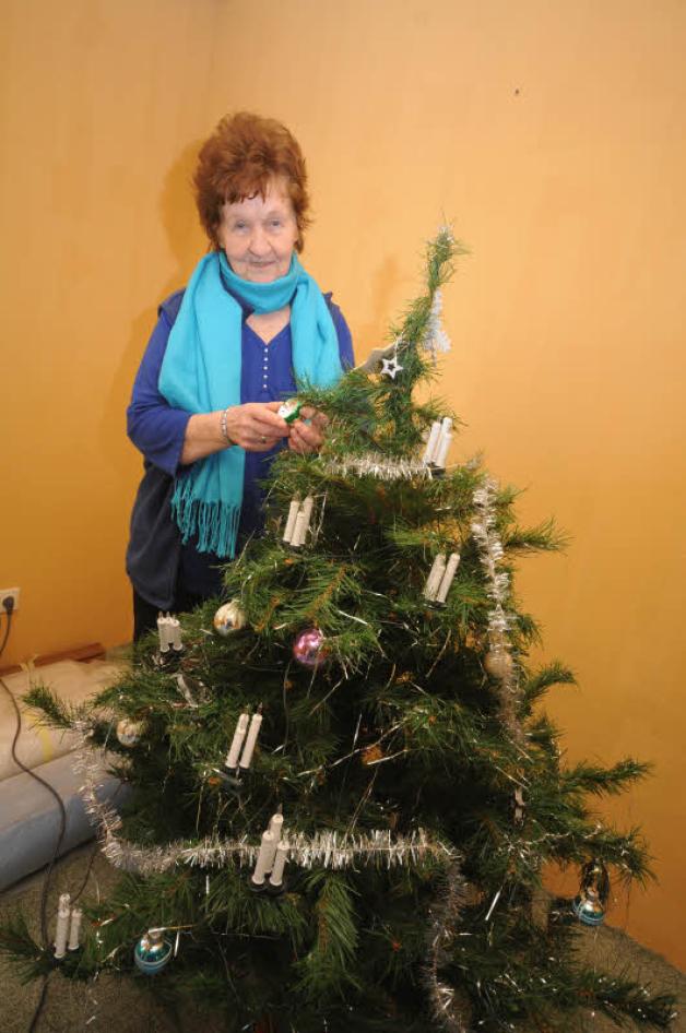Auch wenn Elfriede Kober erst  in wenigen Tagen einziehen wird: Der Tannenbaum stand geschmückt in ihrem sanierten Haus.