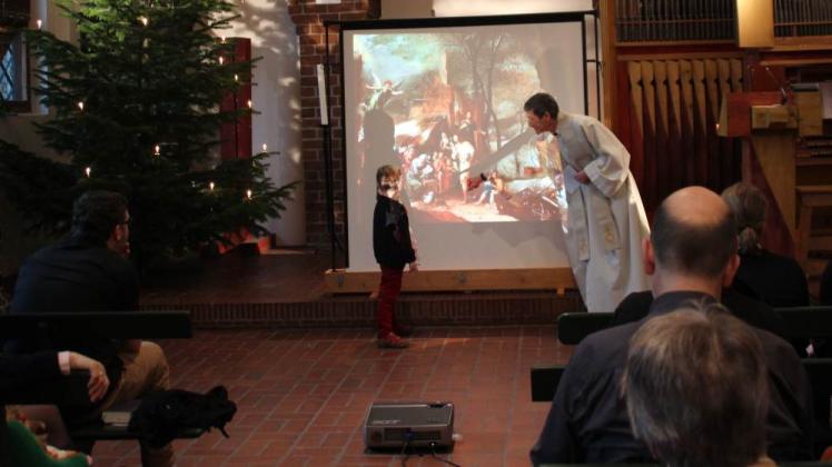 Bildbetrachtung in der Thomaskapelle: Volker Mischok wies auf Details im Weihnachtsbild hin. 