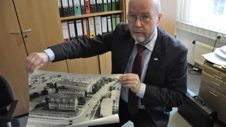 Werner Beutin zeigt ein altes Foto der Anlage.