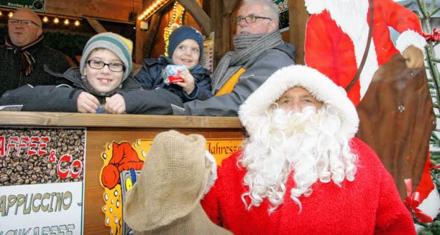 Weihnachtsmann Kuddel bescherte Helmut Bente und seine Enkel Jasper (4, Mitte) und Joris (7).