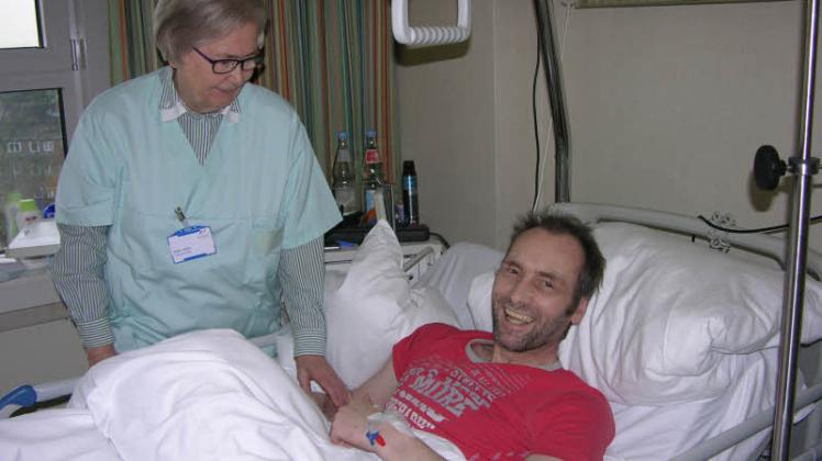 „Nur gute Erfahrungen“: Elke Juels am Bett von Udo Jensen. Er ist voll des Lobes über die Patientenhilfe. 