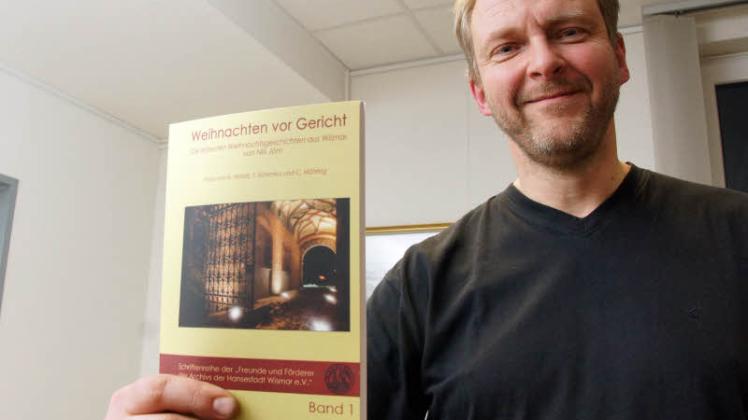 Archivdirektor Nils Jörn mit dem ersten Buch der Schriftenreihe der „Freunde und Förderer des Archivs der Hansestadt Wismar e.V.“  