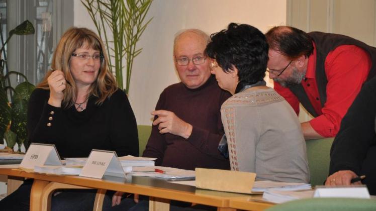 Hans-Dieter Düwel (SPD, 2. v. l.) ) bei der Diskussion mit anderen Stadtvertretern