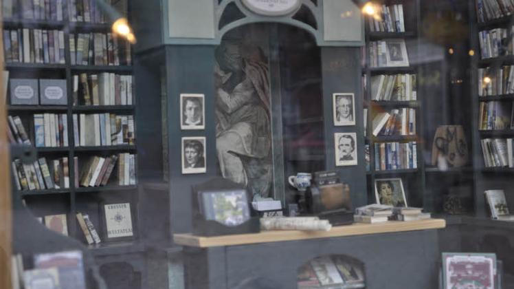 Der kleine Buchladen im Schaufenster der Elbe-Buchhandlung hatte zwei Zimtsterne.