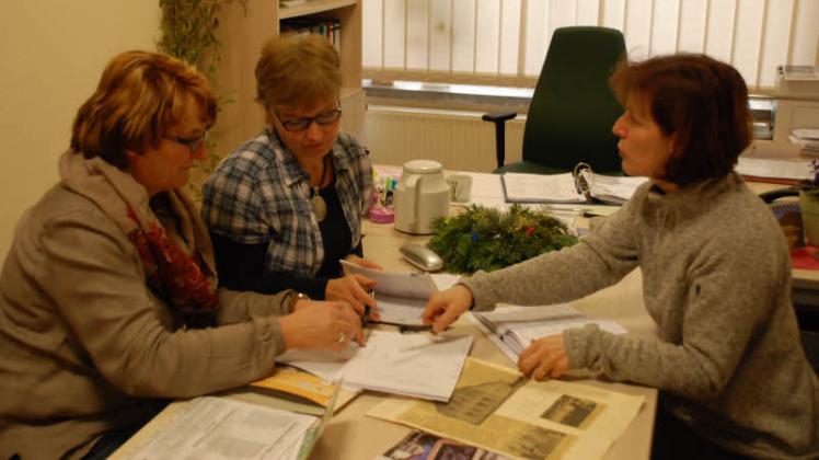 Rosemarie Quade (l.)  berät mit den Gemeindevertreterinnen Anne Sielaff und Carola Borchers (r.)  die Jubiläumsvorbereitungen. Fotos: muen  