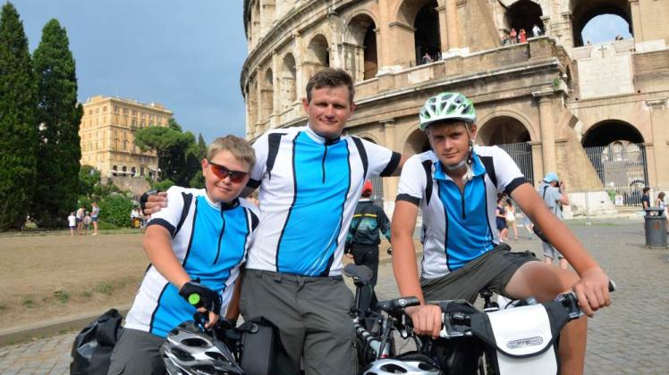 Hendrik Kallweit (l.)  mit Bruder Jannik und Vater Nando haben nach 2314 Kilometern   das  Kolosseum in Rom erreicht. Fotos: Kallweit (2) 