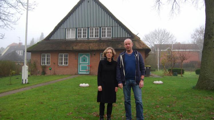 Der Elmshorner Bildhauer und Grafiker Anders Petersen und seine Ehefrau Ingert verbringen den Jahreswechsel in seinem Elternhaus auf Klostersande, in dem er auch ein Atelier unterhält.  