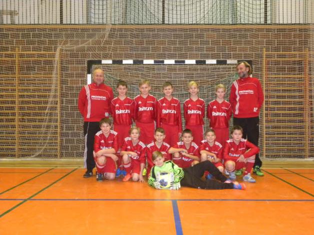Die D-Junioren des Hagenower SV posieren gern in ihren neuen Trikots, die sie dank der Zuschrift von Kapitän Janek Prielipp (stehend, zweiter Spieler von rechts) und seinem Papa Andre Prielipp (r.), der mit Maik Nill (l.) das Trainerduo bildet, gewonnen haben. Die D-Junioren des Hagenower SV posieren gern in ihren neuen Trikots, die sie dank der Zuschrift von Kapitän Janek Prielipp (stehend, zweiter Spieler von rechts) und seinem Papa Andre Prielipp (r.), der mit Maik Nill (l.) das Trainerduo bildet, gewonnen haben.