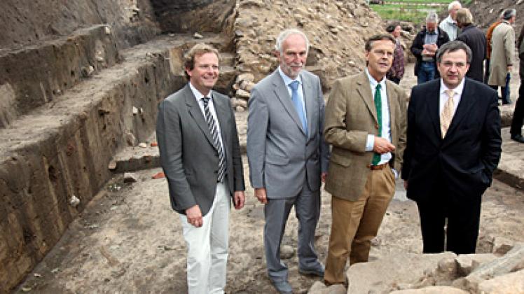 Am ausgegrabenen Schutzwall (v.li.): Der Leiter des Archäologischen Landesamtes Schleswig-Holstein, Claus von Carnap-Bornheim, Dänemarks Generalkonsul Henrik Becker-Christensen, Landrat des Kreis Schleswig-Flensburg Bogislav Tessen von Gerlach und Schleswig-Holsteins Bildungsminister Dr. Ekkehard Klug. Foto: dpa